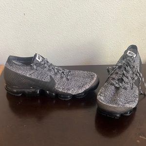 Nike air vapor max Oreo-themed black, white and racer blue colorway.